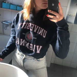 Jättesnygg hoodie - Superfin hoodie från Beyond retro! Lite croppad, står att det är strl L men skulle säga att den passar xs-m.