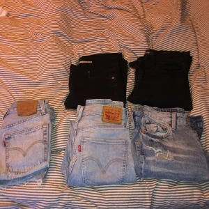 Jeans - i strl XS-S skriv för mer info om pris, längd, fit☺️ Levisbyxorna & levisshorts sålda