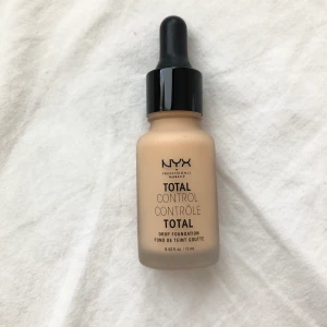 NYX Foundation  - NYX Total Drop Foundation Fond de Teint Goutte 13ml. TCDF08 True Beige. 80% kvar. 