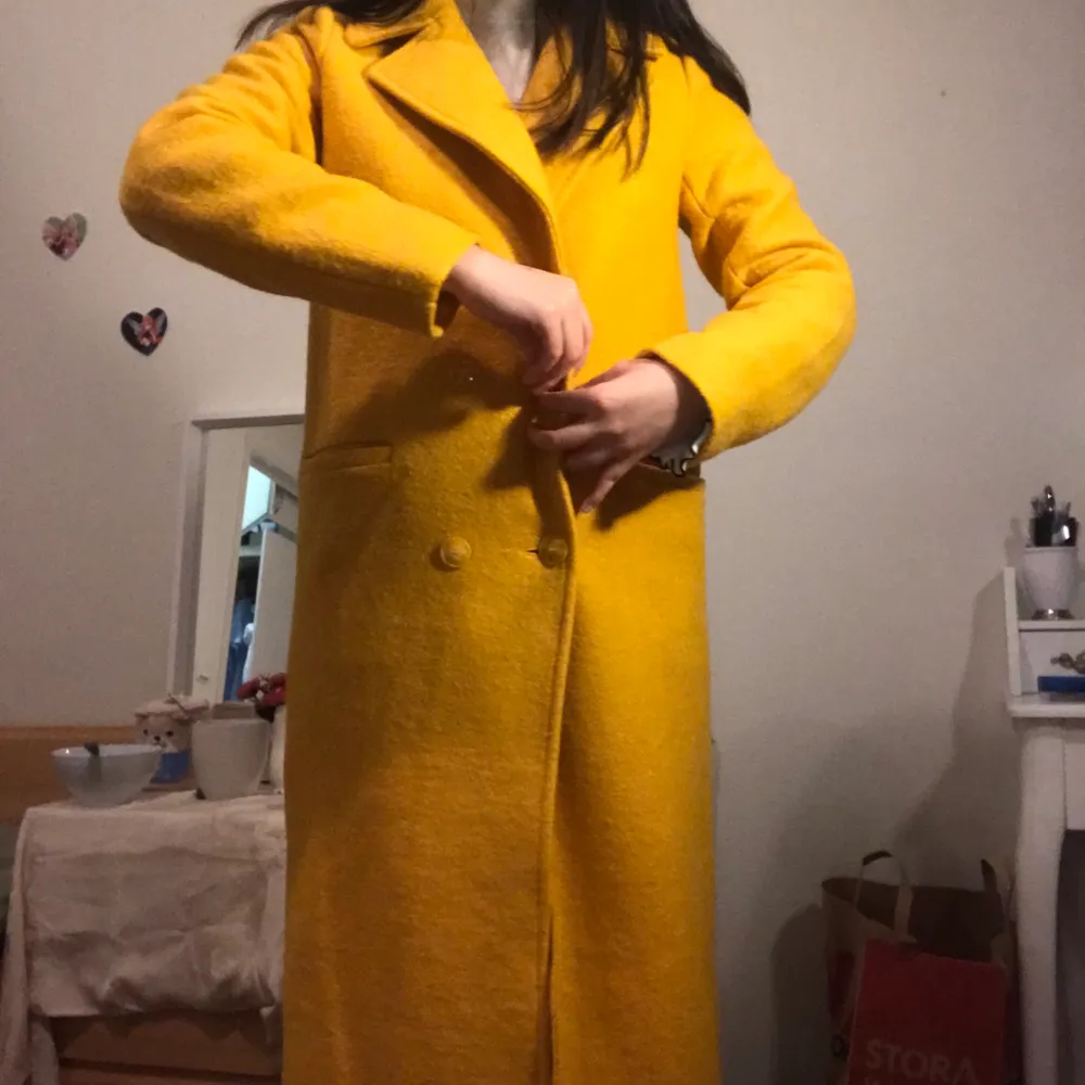 Jättefin trendig gul kappa som jag endast använt en gång, säljer för att den inte längre passar min stil. Frakt står köparen för🧡. Jackor.