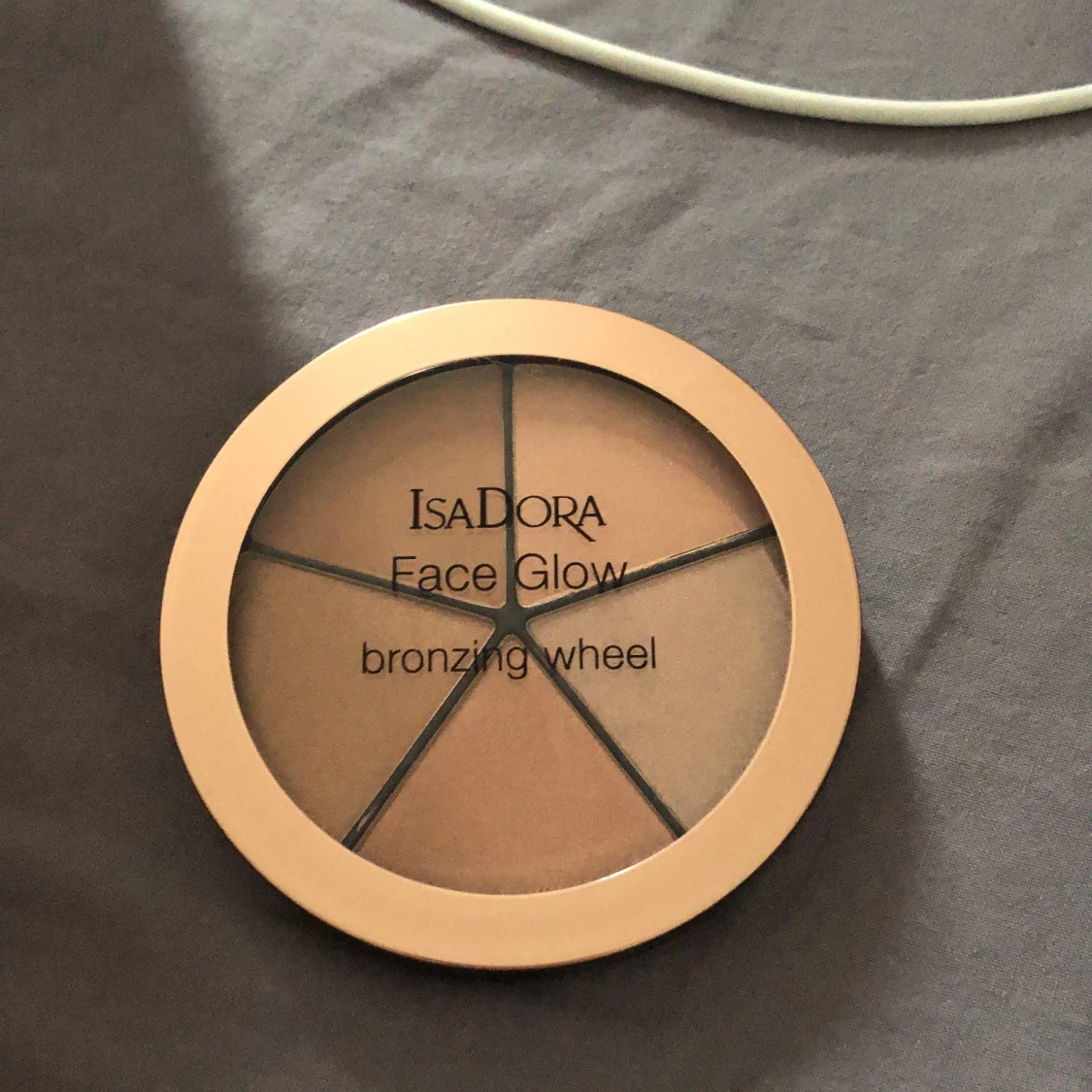 Ny Isadora Face Glow 100 inkl frakt