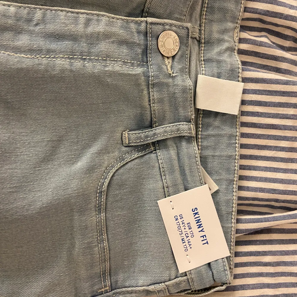 Helt oanvända jeans lappen kvar, köparen står för ev frakt . Jeans & Byxor.