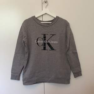 Grå sweatshirt från Calvin Klein. Frakt tillkommer.