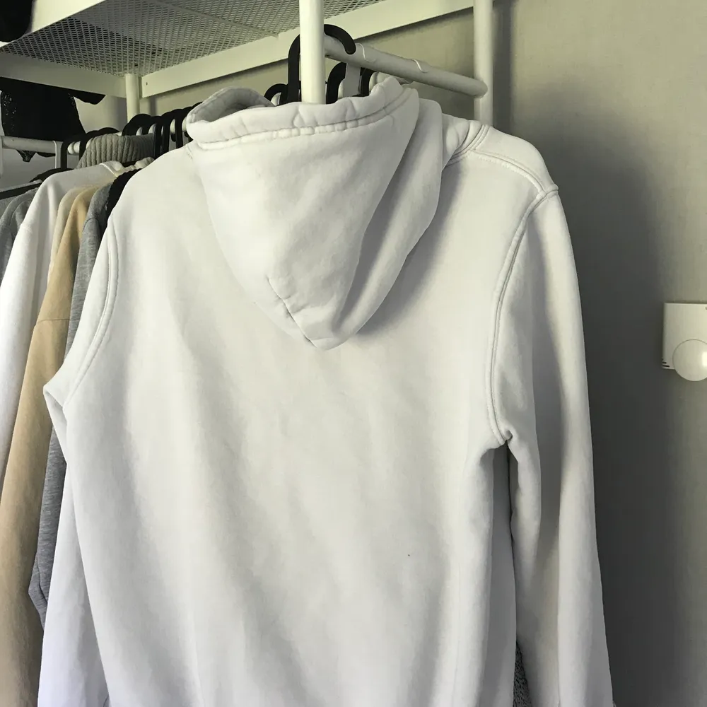 En vit hoodie i fint skick från Estate clothing i strl M, skulle dock säga att den passar en strl S bättre. Frakt är 88kr😊. Hoodies.