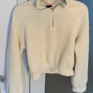 Teddybear tröja  - Mjuk nästan aldrig använd teddybear tröja med tragskedja. Säljer pga aldrig använder. Nypris 240🦋Frakt 63kr