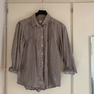 Skjorta - Jättefin gråvit randig skjorta som säljs på grund av den inte riktigt används av mig. Skicka för fler bilder. Storlek M.