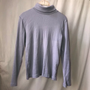 Polotröja - Fin ljust blå/lila polo med ribbat tyg. Står att det är st:46/48, men skulle säga att den är som en stor M till L! Skriv om du undrar något 🦋💙