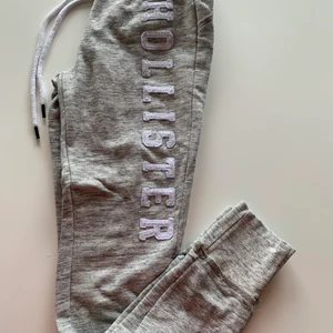 Hollister mysbyxor - Hollister byxor, sweatpants i fint skick. Köoaten betalar porto. Finns i Vällingby. 