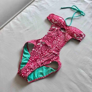  - Superfin baddräkt med cut out från Hollister. Använd några gånger bara. Frakt tillkommer om den ska skickas!