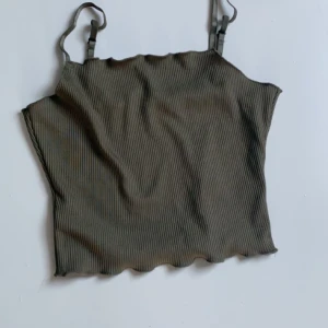 Ett linne från Bikbok - Ett super fint hållbar linne som man kan använda en fin sommar dag🦋 Har aldrig använt linnet så den är som gått som ny. 100kr, frakt inkommer 