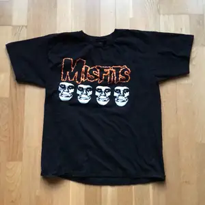 Snygg tisha som jag också aldrig använder. Inköpt från dollskill. Lite tjockare material (standard band T-shirt). 