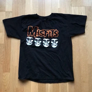 T-shirt Misfits - Snygg tisha som jag också aldrig använder. Inköpt från dollskill. Lite tjockare material (standard band T-shirt). 