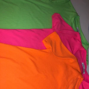 3st neon T-shirts - Coola neon t-shirts. 30kr styck. Pris kan diskuteras kom med egna förslag