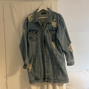 Lång jeansjacka missguided - Denna coola jeansjacka behöver få en ny ägare! Använd 2 ggr och köpt för något år sedan. Frakt ingår i pris och skriv gärna vid eventuella frågor!