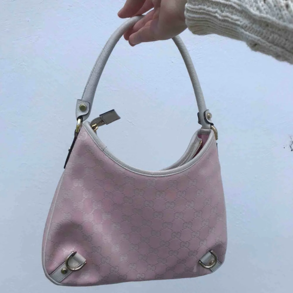 🦋Superfin handväska i Gucci print🦋 bra skick knappt använd! Frakt tillkommer på 63kr✨. Väskor.