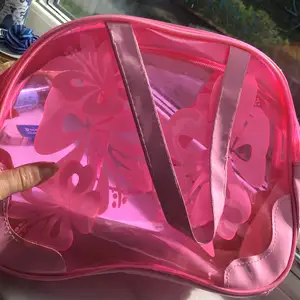 Helt ny superfin rosa fluorescens väska! Superfin och är perfekt för estetik eller en dag vid stranden!
