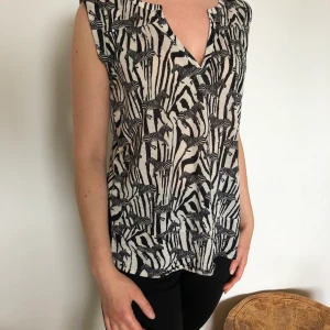 Topp i zebramönster - Topp i zebramönster, har en lite noppror, därav priset. Kan hämtas i Malmö, är lite osäker på exakt fraktkostnad.