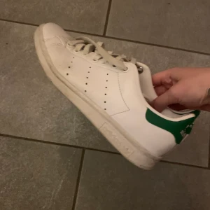 Adidas skor (stan smith) - Adidas skor i modellen stan smith, köpte för cirka 1 årsedan. Storlek 39. Kommer tvätta dem innan dem fraktas. Pris diskuteras. 