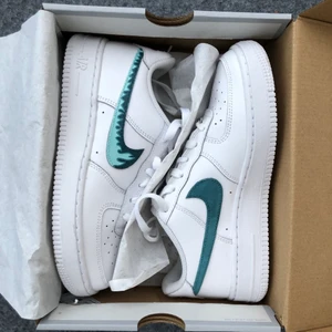 Supercoola & unika Nike Air Force - Köper in helt nya Nike Air Force skor, och customizear dom till att bli lite coolare, lite mer edgy och väldigt mycket mer unika 💞 Denna modell kostar ca 2200 och kan beställa in ALLA STORLEKAR 💙