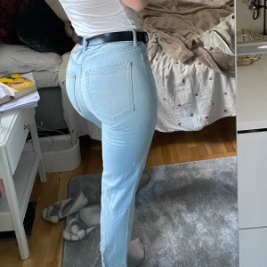 Ljusa jeans från H&M - Ljusa jeans från H&M med små slitningar på knäna. Storlek 28❤️ Vintage fit, High Waist (?). Sitter som på bilden🥰 Meddela för fler bilder😌 Köparen står för frakten