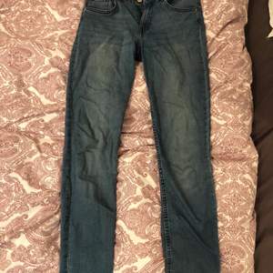 ”Mellanblåa” jeans från H&m i storlek 36. Extremt dåliga bilder, men fick inte på mig dom😿😿 