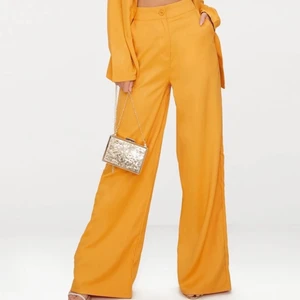 Senapsgula byxor! TALL - Aldrig använda pga är för långa för mig som är 167cm😭 passar small-medium för dig som är över 170cm/gillar höga klackar/orkar sy upp dom! Köpare står för frakten. Lånad bild!