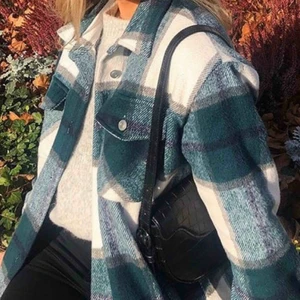 Zara jacka - Superfin jacka från Zara. Perfekt till sommarkvällar, vår, höst. Passar både killar och tjejer. Lätt att matcha o skön, inga som helst slitage, fläckar eller hål.  Passform: Oversize passar mellan S-L  Buda gärna i kommentarsfältet + 95kr spårbar frakt 