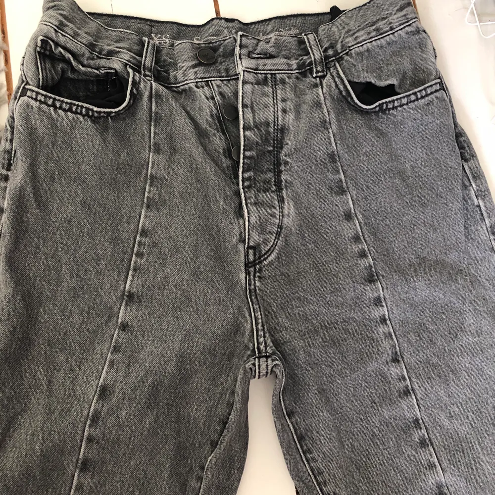 Snygga gråa jeans med coola detaljer från bikbok! . Jeans & Byxor.