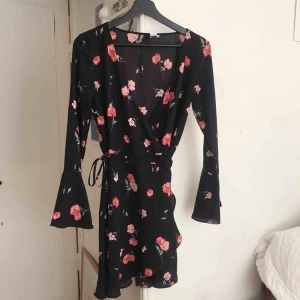 Blommig omlottklänning - Suuuperfin omlottklänning med blommor 🌸 ganni-inspirerad och trendig, underbar till sommaren! 