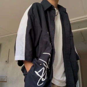 Skjorta - Snygg mörkblå skjorta med vita ränder på ärmarna! Möts upp i Stockholm annars står köparen för frakt:)