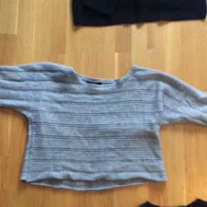 Stickad crop top - Grå tunn fin och kort tröja med relativt långa ärmar.