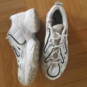 Adidas EQT - ADIDAS EQT. Vita med svarta ”streck”. Tvär feta dojjor dock för stora för mig. De är storlek 42 och 2/3 delar. Svin bra skick, sköna och impregnerade. Jag betalar frakt.