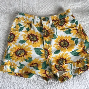 Jeansshorts  - Superfina jeansshorts från American Apperel med solroser på! Höga i midjan och i fint skick! Frakt ingår i priset  🍀