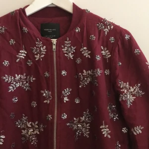 Bomberjacka  - Väldigt unik och festlig jacka i vinrött med detaljer i silvriga pärlor! Fodrad! Använd en del men i fint skick. Frakt ingår i priset 🍀