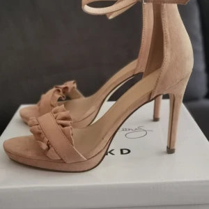 Skor Hannalicious x NAKD stl. 39 - Superfina oanvända klackar då jag råkade klicka hem dubbelt och glömde returnera i tid. Har oftast skor i 38-39 och dessa passar bra. Köparen står för frakten. 