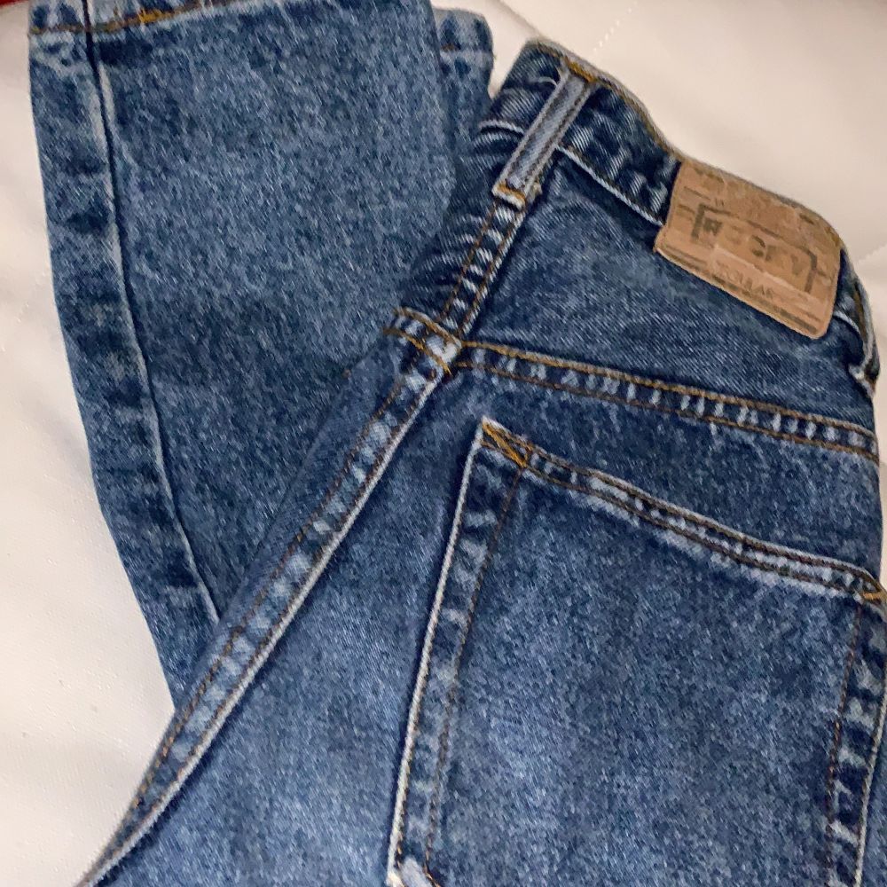 Raka mom jeans. Använd men ganska fint skick. Den formar kroppen~ säljer den för att den är för liten för mig. Kan skicka bättre bilder!. Jeans & Byxor.