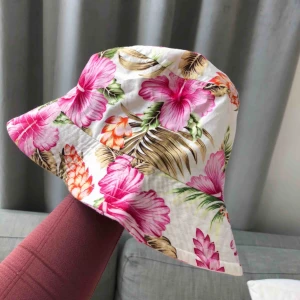  - Säljer denna as balla buckethatten med sjukt fint mönster! Perfekt inför sommar 😍