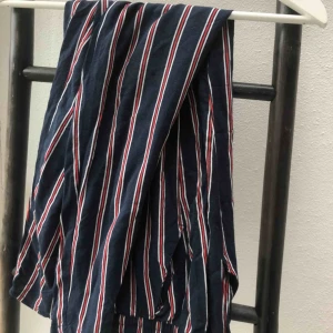  - Ett par sjukt snygga byxor som passar perfekt till så mycket. Tunnt material så sköna även i sommar!✨ Skriv till mig om ni har några funderingar, kram.