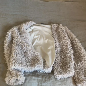 Grå jacka från Gina! - Grå päls liknande jacka/kofta ifrån ginatricot. Sällan använd och i bra skick, går att använda både som jacka och kofta beroende på vilken årstid det är.