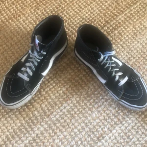 Vans  - Fina höga vans storlek 39 i gott skick ☺️. 