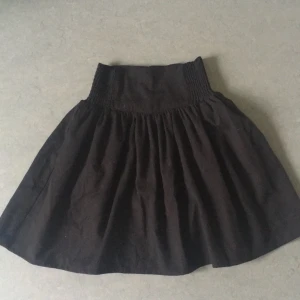  - Mycket snygg kjol från monki! Den är stretchig vilket gör att den passar XS-M, dock står det att den är XS!  ✨Frakten ingår!✨