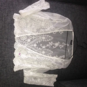  - Väldigt fin transparent blus/Cardigan med brodyr, från vila. Aldrig använd. Fläckarna är från min kamera.