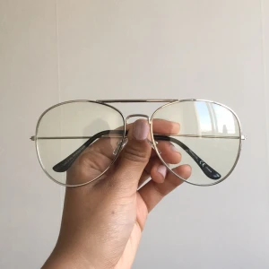  - Stora pilotglasögon utan styrka. Använda endast ett fåtal gånger. Kan mötas upp i Sthlm eller skicka mot fraktkostnad 