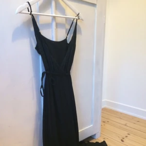  - Hm trend klänning, aldrig använd pga utav för liten storlek. Finns i butik nu. Omlottmodell i svart mönster.
