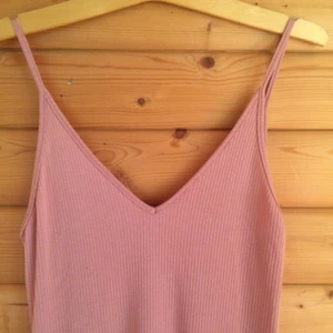  - Oanvänd klänning från Urban Outfitters, märket Sparkle and Fade. Prislappen är kvar. Nypris är 29£ vilket är ungefär drygt 310 kr. Fint skick och väldigt fin somrig färg!