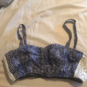  - En topp från Hollister använd ett fåtal gånger i storlek M. Köparen står för eventuell frakt