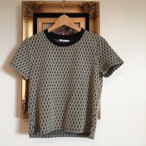  - Svartvit croptop-ish från Zara. Det står att det är en M men passar mig perfekt som brukar ha S i tröjor. Endast använd en gång. Frakt tillkommer om vi inte kan mötas upp i Lund ⭐️