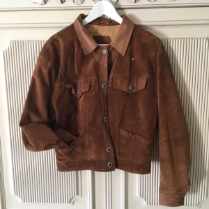  - Förjävla snygg mockajacka, kort modell. Second hand. Köpt här på Plick, är i supershysst skick. Säljes pga för lite plats i garderob 😆  OBS! Köparen står för ev frakt.