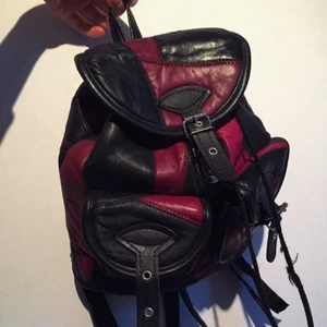  - Liten vintage ryggsäck i skinn. Söt och bra som handväska  