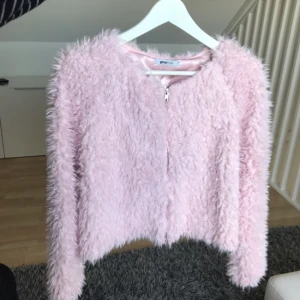  - Fluffig jacka från Gina Tricot i strl S, helt oanvänd 